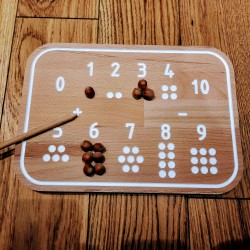 Planche de traçage Montessori "Chiffres" en bois brut avec des noisettes