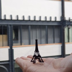 Tour Eiffel en papier à monter - fabriquée à Paris - atelier Pato